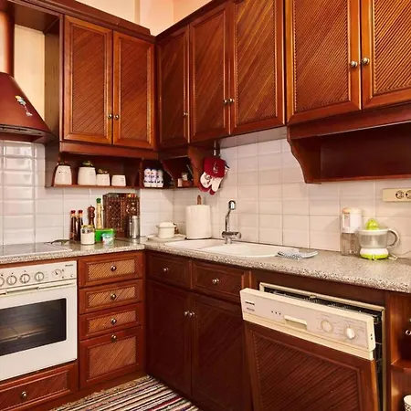 Spacious Wh Free Parking Spaces Apartment
